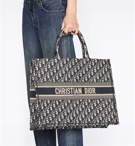 dior book borsa|The Dior Book Tote Is Here to Stay .